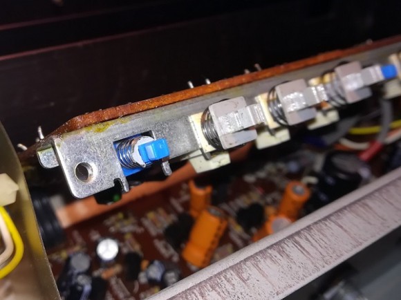 Zwei alte Schalter sind mit Hilfe einer Lötpumpe entfernt - die neuen passen...