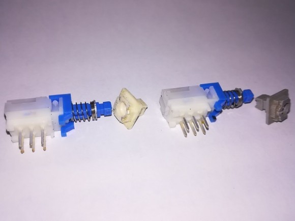 Fertig gesägte und gebohrte Adapter.