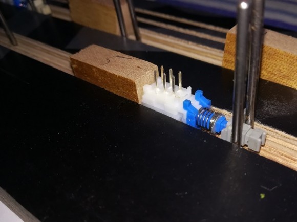 Auf einem Holzsück mit Nut und Nägel kann beim Kleben ausgerichtet und fixiert werden.