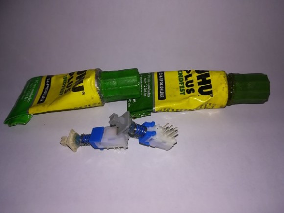 Fertige Schalter mit dem verwendeten Kleber.