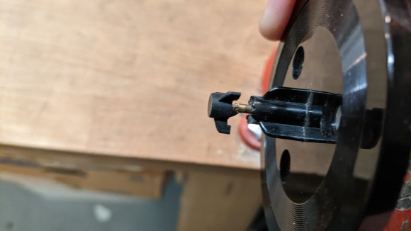 dann neuen Dreizack ansetzen und mit dem Hammer aufschlagen