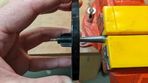 Welle von hinten mit Körner nach vorne drücken, sodass die Welle ganz rausschaut.