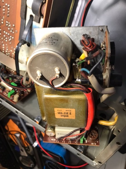 Netzteil CSV-300 (rechts davon der zerstörte Entstör-Kondi C801 sowie abgeklemmte U-Wahlschalter)