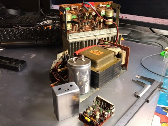 Wie verchromt: Phono-Gehäuse und Becherelko nach Behandlung mit Autopolitur