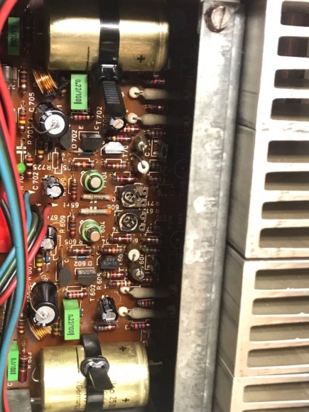 Endstufe: Poties sahen besser aus als bei meinem Regie 520 und blieben wie die C-Pärchen darüber bzw. darunter erstmal drauf. Zur Sicherheit habe ich alle Widerstände zwischen den Pins im eingebauten Zustand gemessen und notiert. Man weiß ja nie, ob sich die Potis noch unbeschadet drehen lassen.