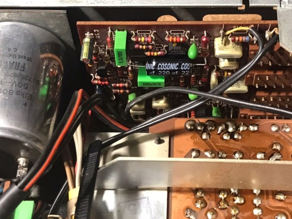 Filterplatine: 2x Rödies raus und für den 250uF/35V einen Axial 220uF/50V verbaut. Alles Grüne kommt erstmal auf die Todo-Liste. Man beachte das Spiegelbild am polierten 8000uF Glattmacher.