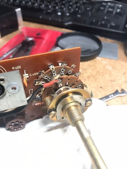 CSV300_Repair_Timmsel_016_05.01.2025 _ 19_27_11.jpg (276.16 KiB) 5883 mal betrachtet Das schwarze Eloxat? ließ sich mit einem Glasfaserpinsel sehr gut und einfach entfernen. Zum Schluss eine Dusche mit Kontaktspray sollte den Glanz doch eine Zeit bewahren und tadellose Wahlmöglichkeiten ermöglichen. Der Kugel in dem "Schnapper" hab ich noch ein wenig Fett gegönnt.