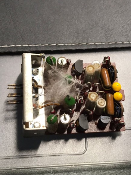 Phonoverstärker: Überraschung, nach entfernen des Gehäuses, habe ich erstmal nur sauber gemacht und den mumifizierten Untermieter in Form einer Spinne sammt Nest rausgeschmissen und durchgelüftet.