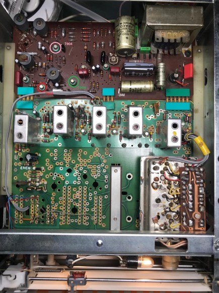 Bei meinem Dekoder fehlt das Poti zum Einstellen des Stereoumschaltautomatik. (rechts neben T904) stattdessen ist da eine Drahtbrücke verbaut.